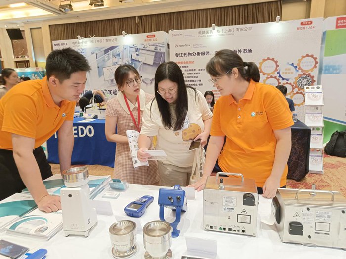 第十四屆藥品質(zhì)量安全大會首日盛況直擊,億天凈化精彩亮相!