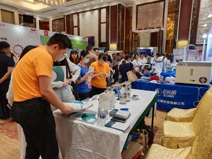 第十四屆藥品質(zhì)量安全大會首日盛況直擊,億天凈化精彩亮相!